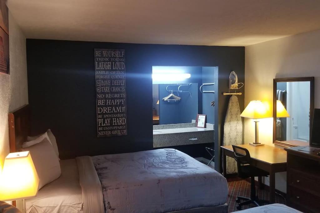 Hotel 2 Queen Beds Hotel Room 237 Booking Stillwater Bagian luar foto