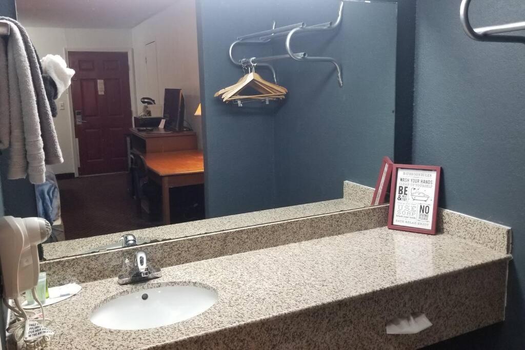 Hotel 2 Queen Beds Hotel Room 237 Booking Stillwater Bagian luar foto