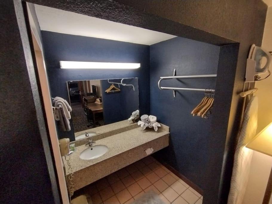 Hotel 2 Queen Beds Hotel Room 237 Booking Stillwater Bagian luar foto